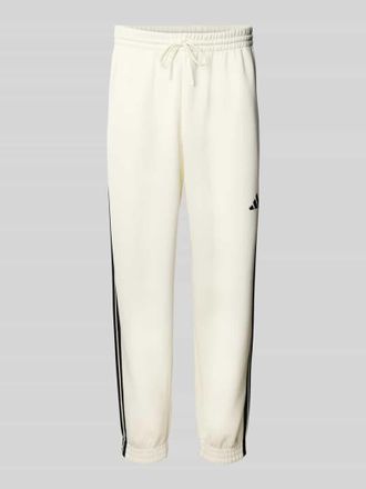adidas Relaxed Fit Sweatpants mit Logo-Stitching Modell Stadium in Offwhite, Gr&ouml;&szlig;e XL