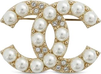 Chanel 2024 Gold Plated CC Faux Pearl Rhinestone Brooch costume brooch - Goud