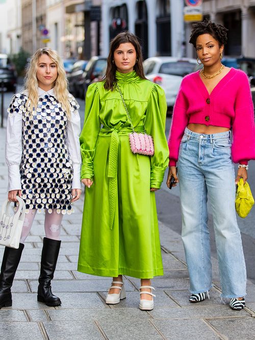 Streetstyle mit drei Frauen in knalligen Outfits.