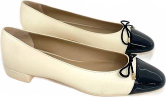 Stuart Weitzman Womens Sleek Bow Flat Sandal In White/black