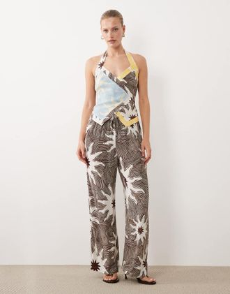 Never Fully Dressed Top avvolgente allacciato al collo nero con stampa soleil in coordinato-Marrone