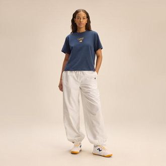 New Balance Mujer Coco Gauff Signature Melbourne Graphic T-Shirt en Azul/Blanco, Poly Knit, Talla M