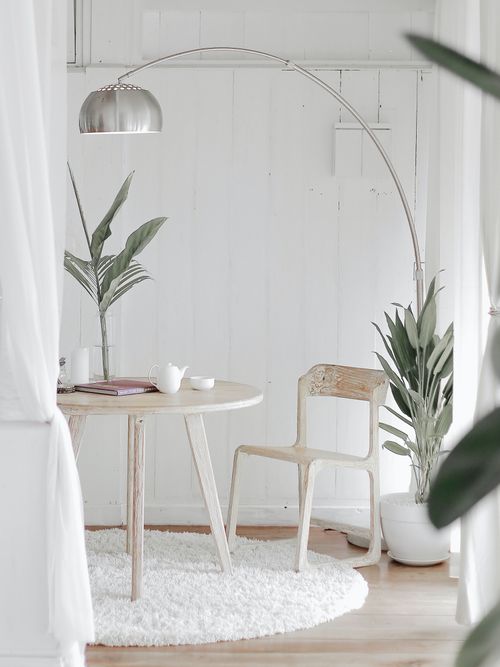 Foto von einem Esszimmer in weißem Monochrom-Stil.