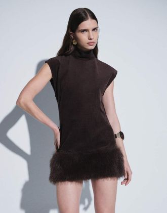 Asos vestito corto a trapezio in velluto a coste con orlo in pelliccia color cioccolato-Marrone