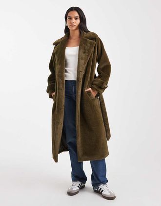 Wednesday's Girl Cappotto al polpaccio in montone sintetico oliva intenso con cintura-Verde