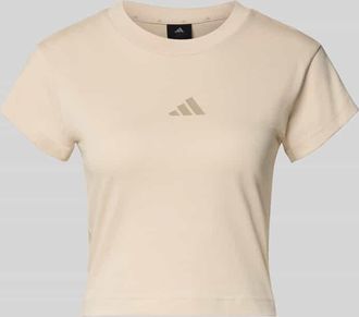 adidas Cropped T-Shirt mit Label-Print in Beige, Gr&ouml;&szlig;e XL