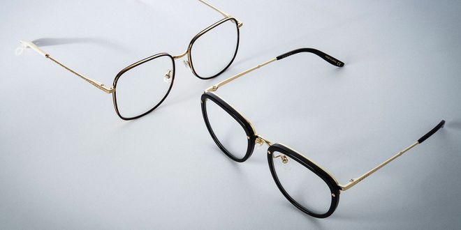 Zwei Brillengestelle in Schwarze und Gold gehalten.