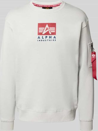 Alpha Industries Alpha Industries Sweatshirt mit Reißverschlusstasche am Ärmel in Hellgrau, Größe XXXL