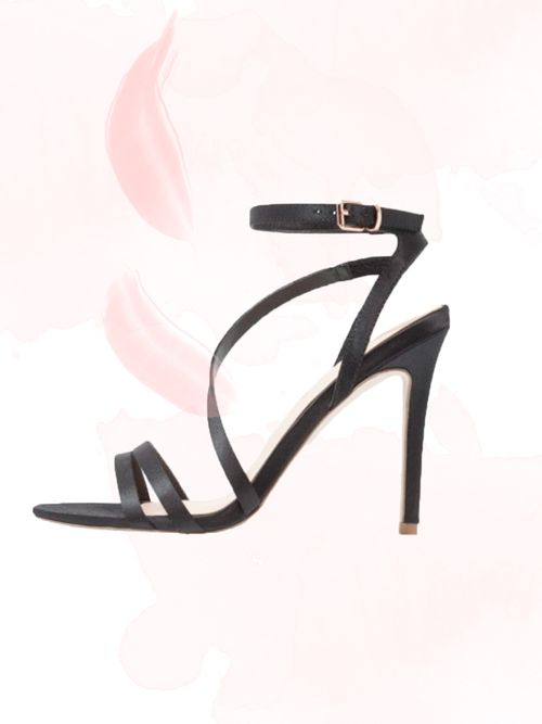 Sandali neri e smalto nude