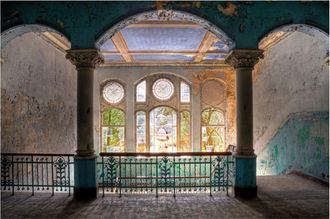 Schubiger M&ouml;bel Digitaldruck auf Glas Lost Place Treppenhaus 150 x 100 cm