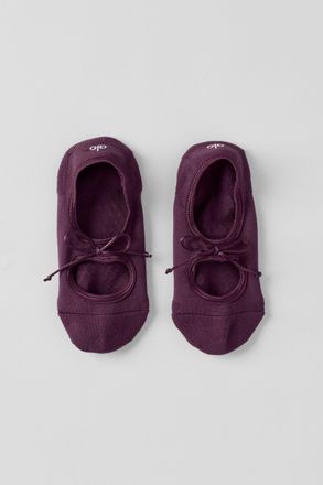 Alo | Ballet Grip Socks in Rich Bordeaux, Size: Medium/Large