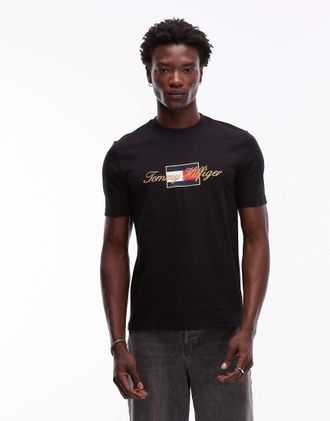 Tommy Hilfiger T-shirt nera con grafica di bandiera e dettaglio color oro-Nero