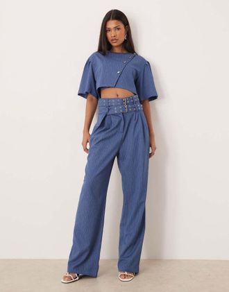 Ghospell Bettie - Pantaloni sartoriali a fondo ampio blu gessati con doppia fibbia in coordinato