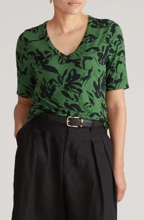 Universal Standard Lily Liquid Jersey V-Neck T-Shirt in Green Sgrafitto Print at Nordstrom, Size Xxx-Large