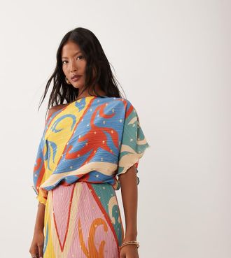 Never Fully Dressed Plus - Tilly - Vestito lungo pliss&eacute; con spalle scoperte e stampa caleidoscopica-Multi