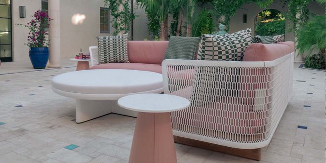 Eine weiße Sofalandschaft in einem Innenhof