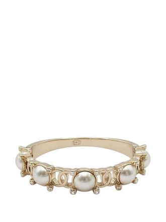 Chanel Bracciale rigido CC placcato oro con strass e perle sintetiche 2021