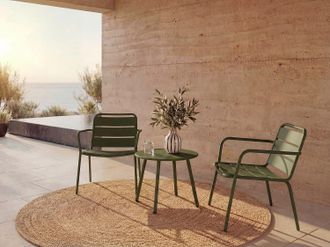 Vente-Unique Salotto da giardino in Metallo Kaki MIRMANDE: 2 poltrone basse impilabili e un tavolo supplementare