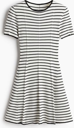 H&M Ausgestelltes Kleid aus Rippstrick - Cremefarben/Gestreift