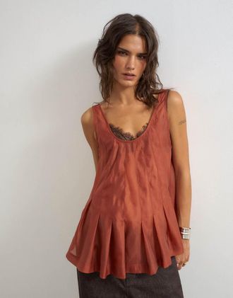 Topshop top in organza trasparente senza maniche con pieghettature, color ruggine-Rosso
