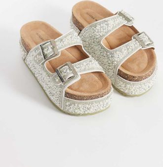Azalea Wang Azalea Wang - Opaline - Sandali flatform color avorio con fibbie e perle-Bianco
