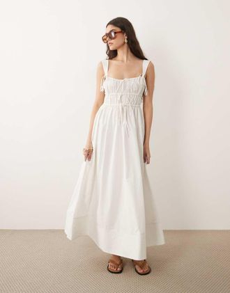 Asos Prendisole lungo bianco con corpino arricciato, gonna a ruota e fondo con cuciture multiple