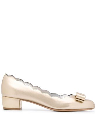 Ferragamo Vara pumps met strik - Goud
