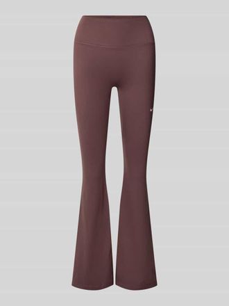Nike Flared Leggings mit Logo in Taupe, Gr&ouml;&szlig;e XS