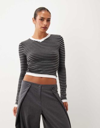 Lioness Barbie top a maniche lunghe con scollo a V a righe blu notte-Nero