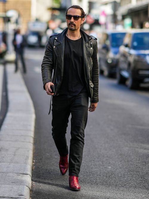 Street Style Look von einem Gast auf der Paris Fashion Week der eine Lederjacke trägt