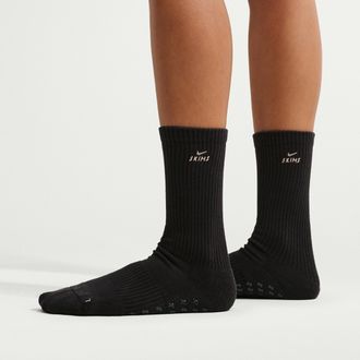Nike Womens SKIMS Dri-FIT Pilates Grip Crew Socks (1 Pair) in Black | S1016195-024