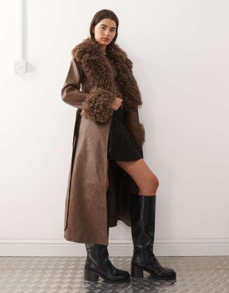Reclaimed Vintage Trench in pelle sintetica marrone con polsini e colletto in pelliccia sintetica