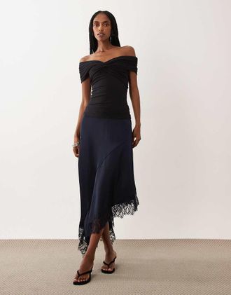 Vila Minigonna asimmetrica in raso blu navy con finiture in pizzo