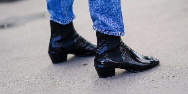 Close up von schwarzen Chelsea Boots aus Lackleder von Chanel.