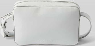 Calvin Klein Umh&auml;ngetasche mit Logo-Detail und verstellbarem Schultergurt in Hellgrau, Gr&ouml;&szlig;e 1