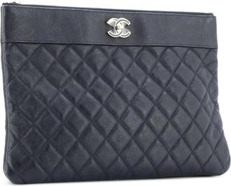 Chanel Mademoiselle O Case gewatteerde lamsleren medium clutch - Blauw