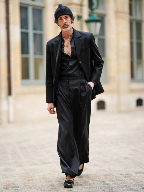 Richard Biedul trägt einen all-over Leinen-Look in Schwarz in Paris.