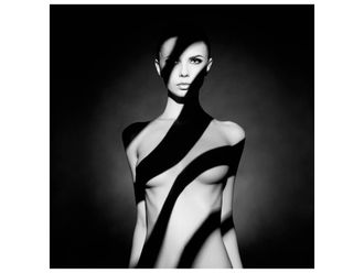 Schubiger M&ouml;bel Digitaldruck auf Glas Nackte Sch&ouml;nheit in Schwarz Weiss