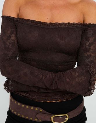 Princess Polly top marrone con pizzo, spalle scoperte e maniche lunghe