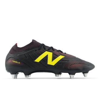 New Balance Unisex Tekela Pro Low SG V5 en Negro/Amarillo/Rojo, Talla 42.5