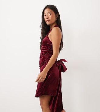 Tfnc Petite vestito corto in velluto con allacciatura al collo e dettaglio fiocco bordeaux-Rosso