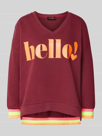 Miss Goodlife Sweatshirt mit Statement-Print und V-Ausschnitt in Bordeaux, Gr&ouml;&szlig;e XS
