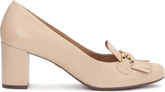 Kazar Beige stiletto pumps met kwastjes en een ketting. Dit product valt groot uit. - Dames - Pumps - Beige - 38 1/2 EU - Leer - Schoenen