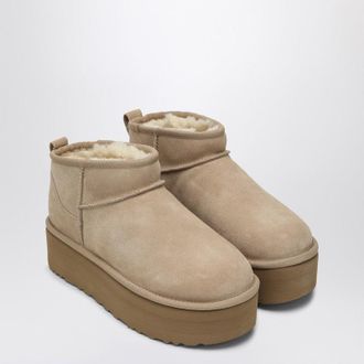 UGG Classic Ultra Mini -Stiefel mit sandfarbener Plattform
