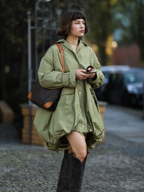 Streetstyle mit einem Parka und Kniehohen Corwboy-Stiefeln.