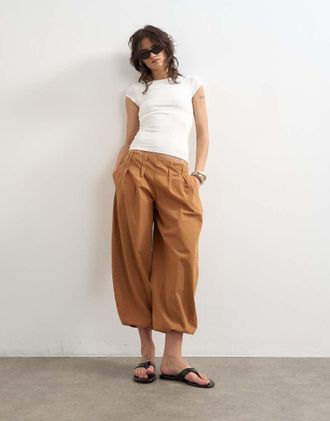Topshop Pantaloni a palloncino in popeline color cuoio-Marrone