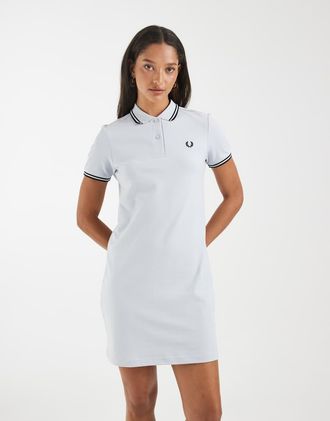Fred Perry Vestito corto stile polo blu pallido con righe a contrasto e bordi neri