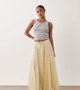 Miss Selfridge gonna maxi in chiffon e pizzo con fondo a punte color buttermilk-Giallo
