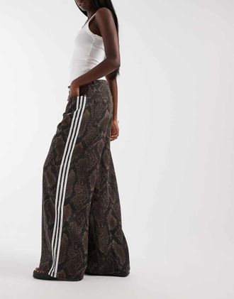 adidas Originals Jeans ampi marrone scuro pitonato