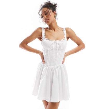 Miss Selfridge Vestito corto in popeline bianco con corsetto e inserti in pizzo
